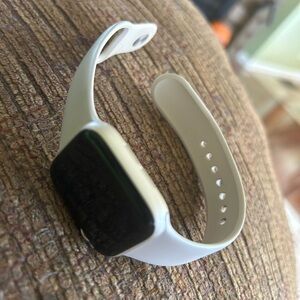 Apple Watch SE 2nd Gen; GPS 40mm; Starlight color